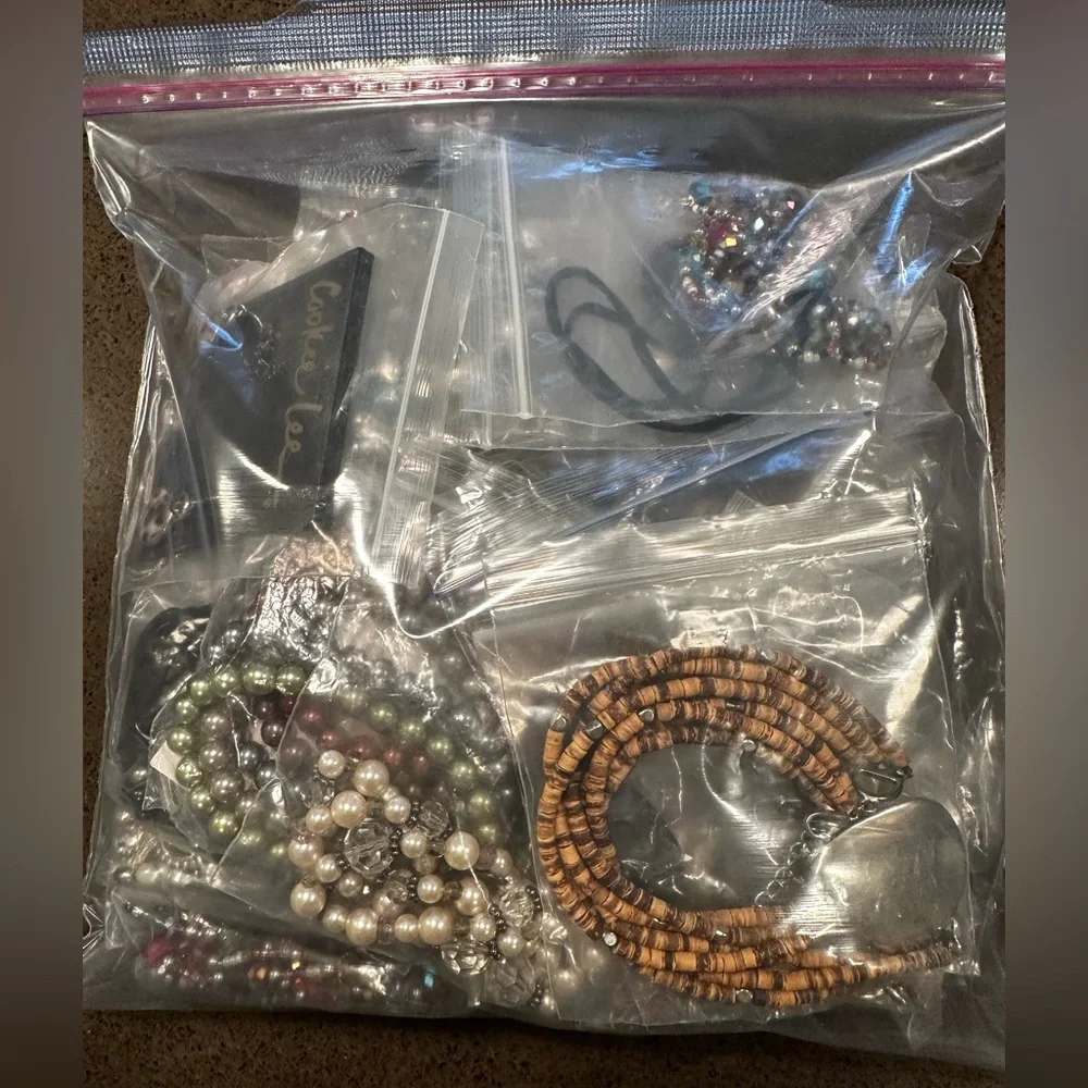 Cookie Lee lot of 30 pieces of Jewelry - Picture 1 of 4